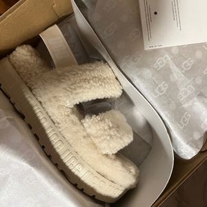 Ugg slipper women size 6 brand new with box
